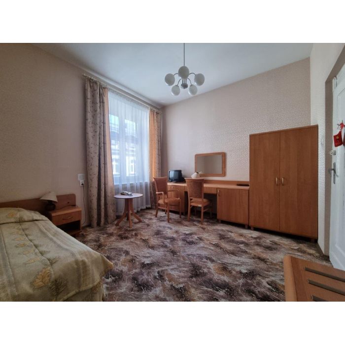 Wyprzedaż mebli po likwidacji hotelu. Cena za pokój z łazienką
