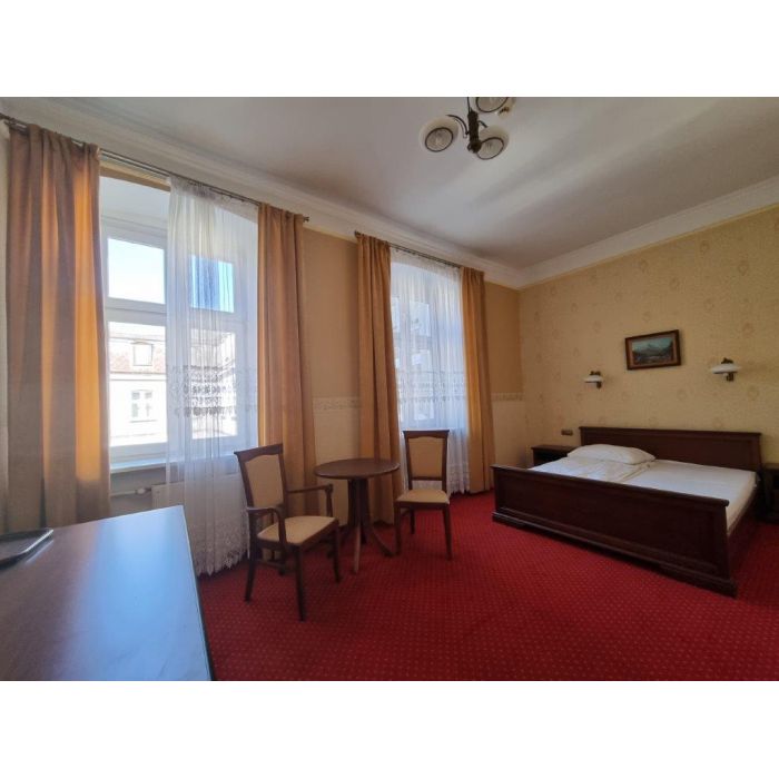 Wyprzedaż mebli po likwidacji hotelu. Cena za pokój z łazienką
