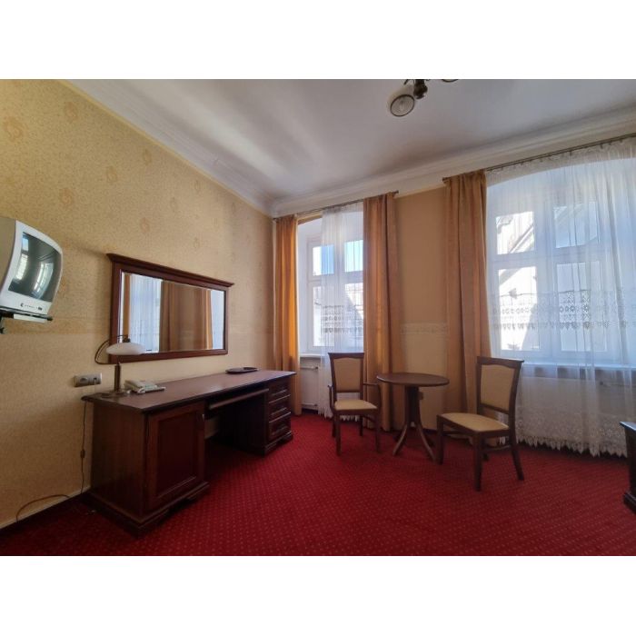 Wyprzedaż mebli po likwidacji hotelu. Cena za pokój z łazienką