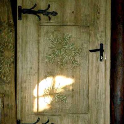 Drzwi z litego drewna - w starym stylu, ręcznie rzeźbione