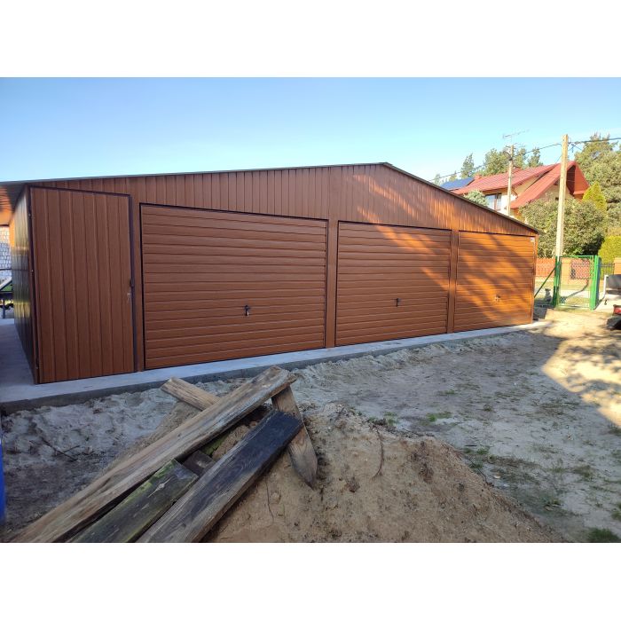 Garaż Blaszany o wymiarach : 9m szerokość x 6m długi z dwoma bramami wjazdowym wraz z furtką wejściową w części przedniej garażu - Grzywstal