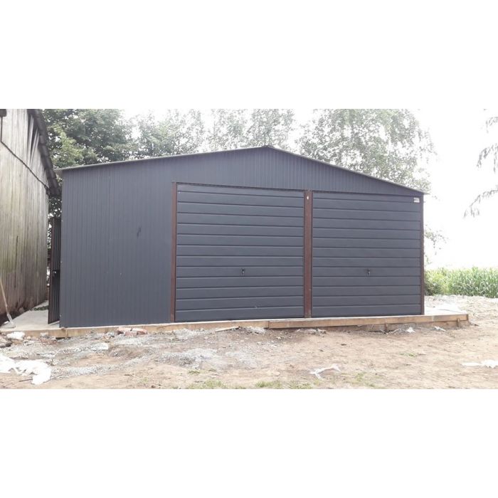 Garaż Blaszany o wymiarach : 7m szerokość x 6m z dwoma bramami uchylnymi oraz drzwiami wejściowymi w ścianie przedniej garażu .
