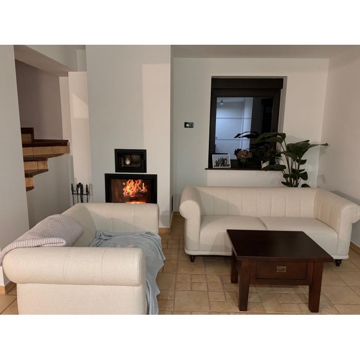 Zdrowy akumulacyjny piec kaflowy nowej generacji z widokiem ognia.