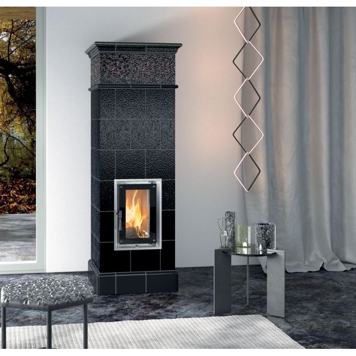 Zdrowy akumulacyjny piec kaflowy nowej generacji z widokiem ognia.