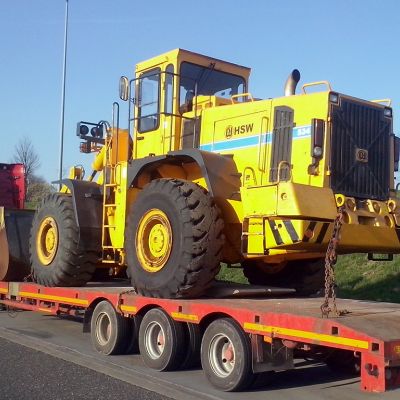 Transport maszyn rolniczych i budowlanych lawetami transport niskopodwoziowy