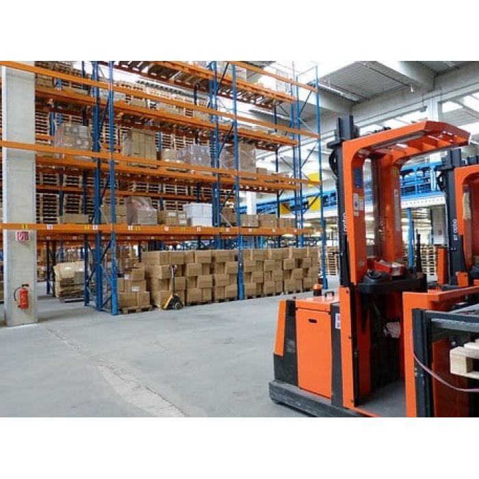 Operator wózka widłowego wysokiego składu