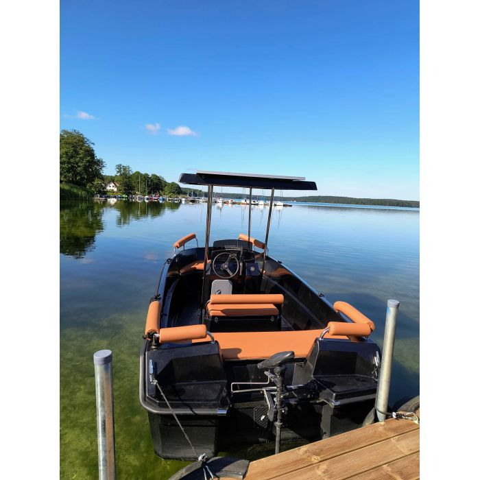 Duża łódź motorowo-elektryczna z panelem z solarnym