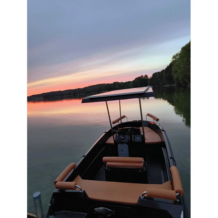 Duża łódź motorowo-elektryczna z panelem z solarnym