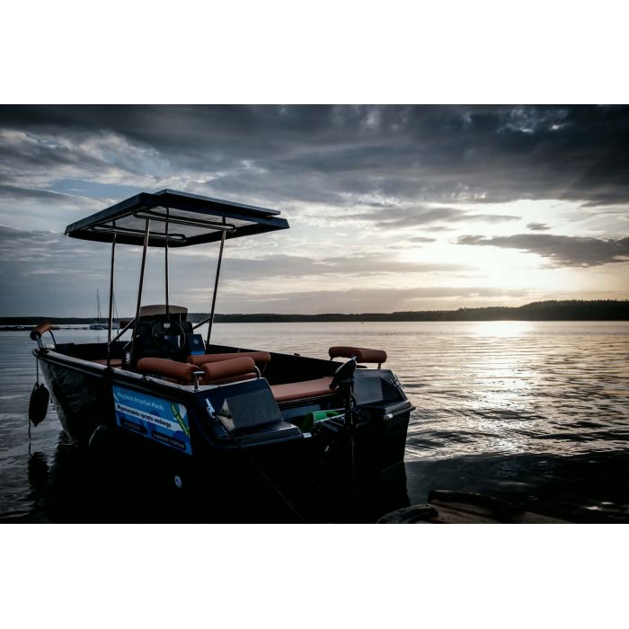 Duża łódź motorowo-elektryczna z panelem z solarnym