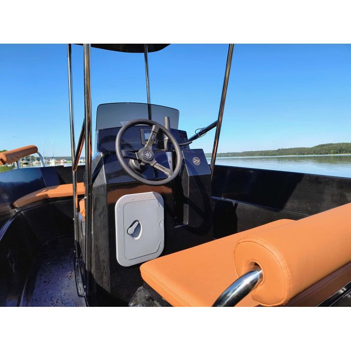 Duża łódź motorowo-elektryczna z panelem z solarnym