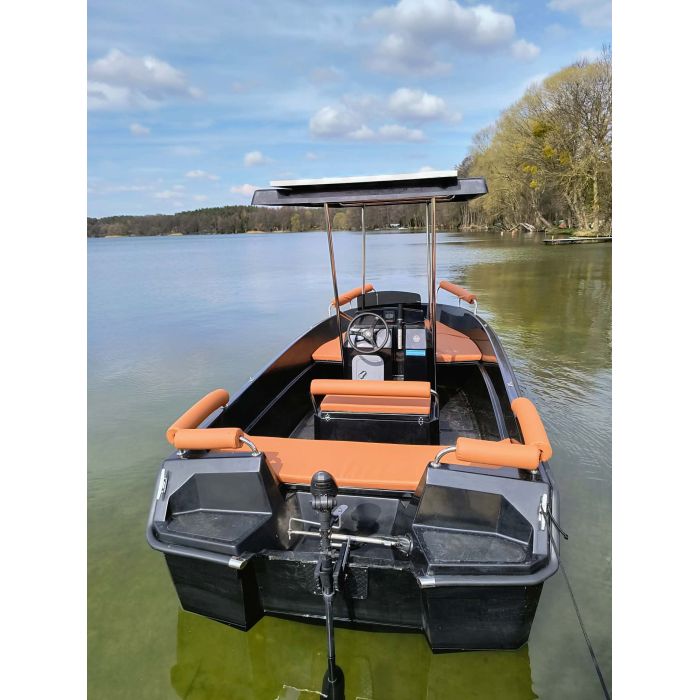 Duża łódź motorowo-elektryczna z panelem z solarnym