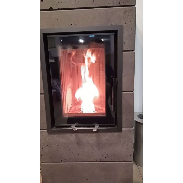 Hybrydowy akumulacyjny piec kominkowy bez prądu.