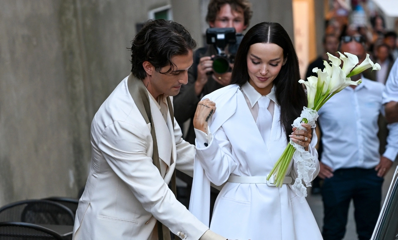 Dove Cameron zachwyciła w awangardowym garniturze ślubnym od Giorgio Armaniego
