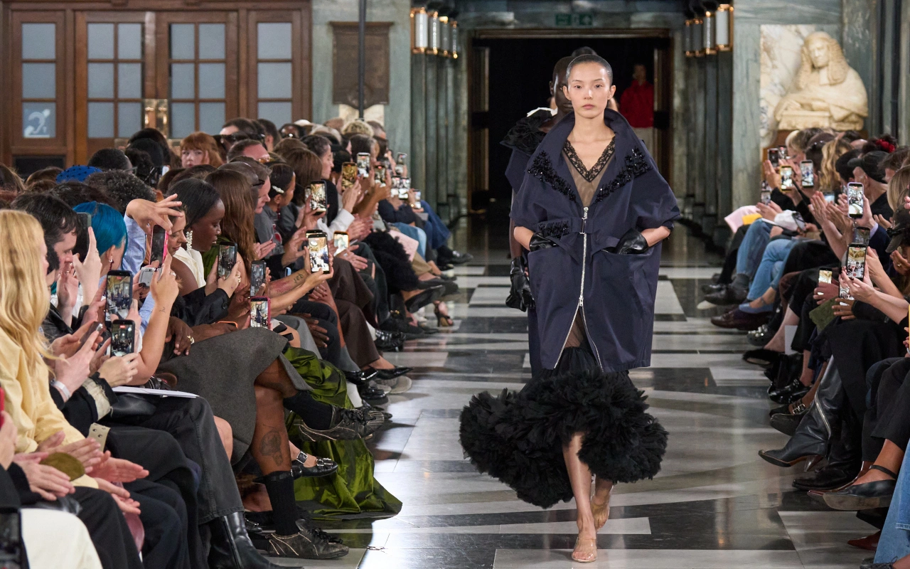 Simone Rocha ożywiła Caravaggia. Jej najnowsza kolekcja to celebracja kobiecości