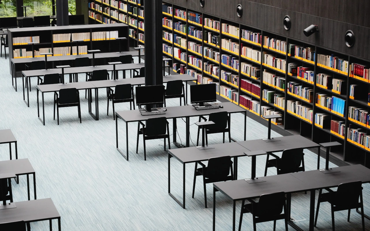 Warszawskie biblioteki, które są idealne na jesienny wieczór z książką