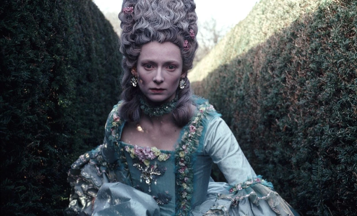 Filmowe kostiumy Tildy Swinton, które śnią nam się po nocach
