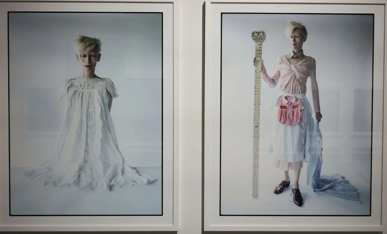 Szukając człowieka w ikonie. Relacja z wystawy „Tilda Swinton – Ongoing”