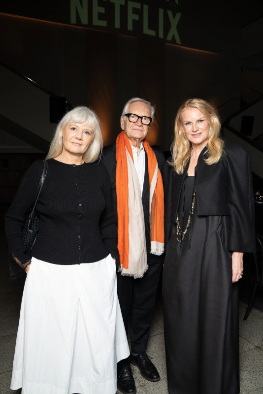 Maria Szabłowska, Andrzej Seweryn i Katarzyna Kieli, dyrektor zarządzająca TVN Warner Bros. Discovery, na wydarzeniu Netflix i Harper's Bazaar Polska.