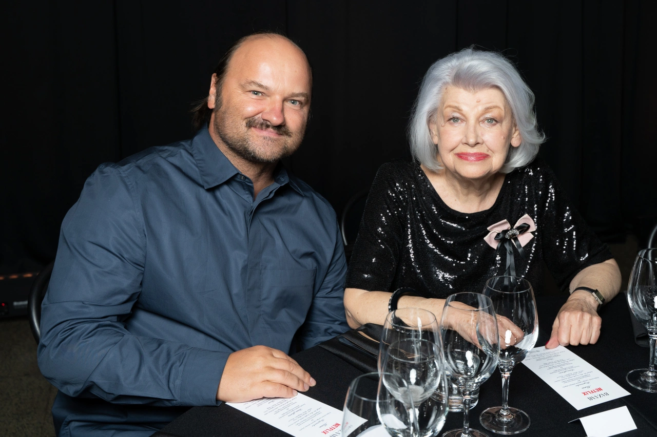 Sebastian Stankiewicz i Ewa Braun siedzą przy stole, uśmiechając się.