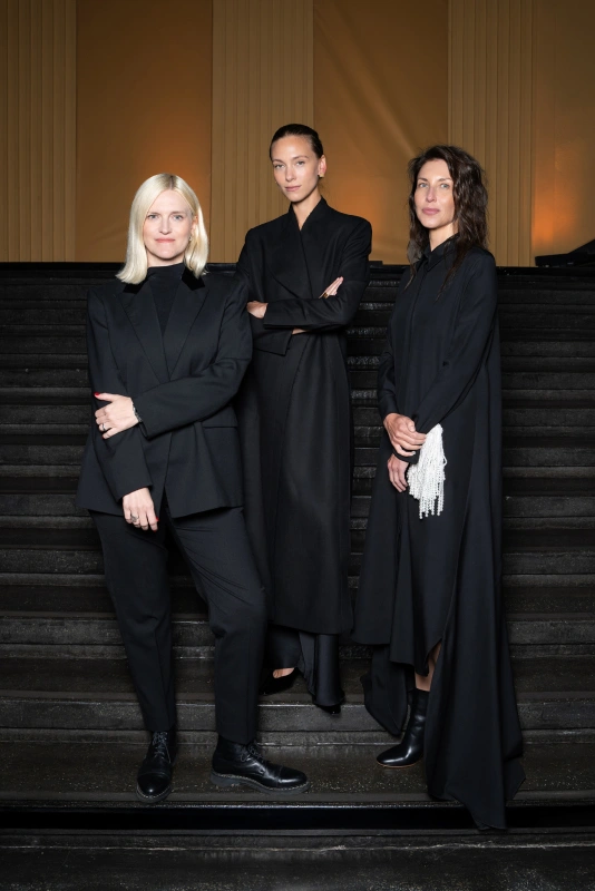 Dyrektorka wydawnicza „Harper’s Bazaar Polska” Hanna Rydlewska, redaktorka naczelna Zuzanna Krzątała i wydawczyni Katarzyna Jordan w eleganckich strojach na schodach.