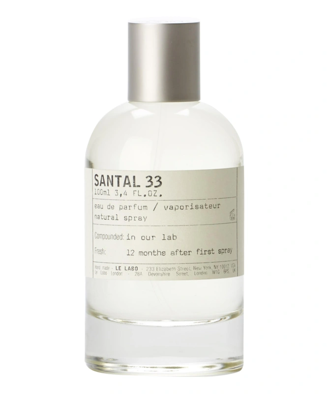 Butelka perfum Santal 33, z metalową zakrętką i etykietą z informacjami o produkcie i składzie.