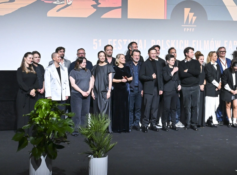Gala otwarcia 51. FPFF w Gdyni, z uczestnikami pozującymi na tle sceny z logo festiwalu.