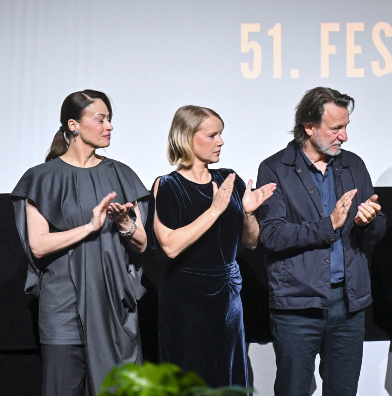 Magdalena Różczka, Joanna Kulig i Robert Więckiewicz podczas 51. FPFF w Gdyni, klaskając w uznaniu.
