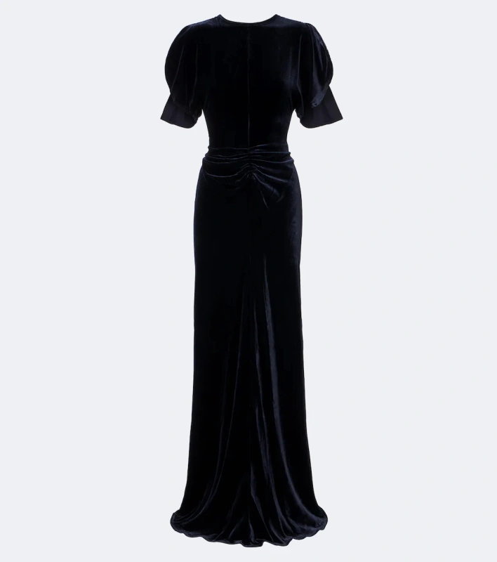 Elegancka, czarna sukienka Victorii Beckham o dopasowanym kroju i bufiastych rękawach.
