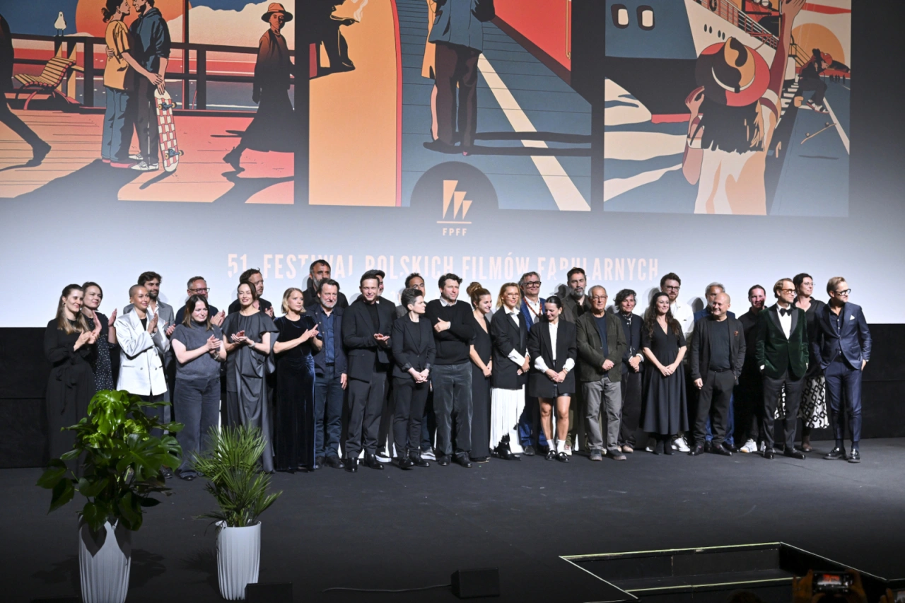 Gala otwarcia 51. FPFF w Gdyni, na scenie grupowe zdjęcie uczestników festiwalu.
