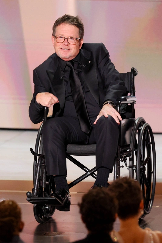 Michael J. Fox na czerwonym dywanie 78. ceremonii wręczenia nagród Emmy 