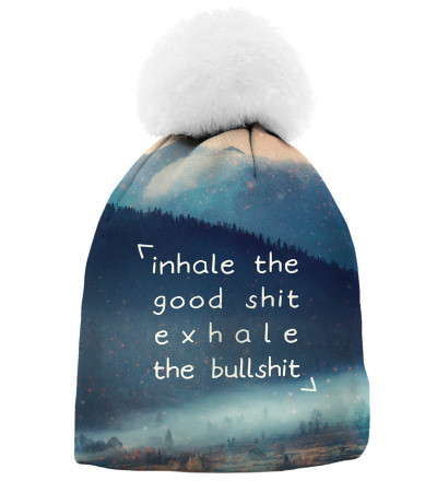 printowana czapka z napisem: "inhale the goos shit exhale the bullshit"
