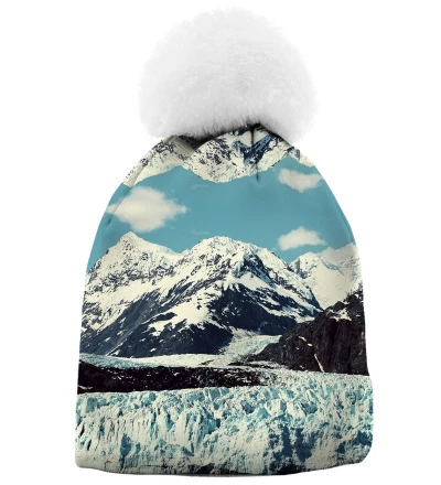 czapka z motywem gór zimą