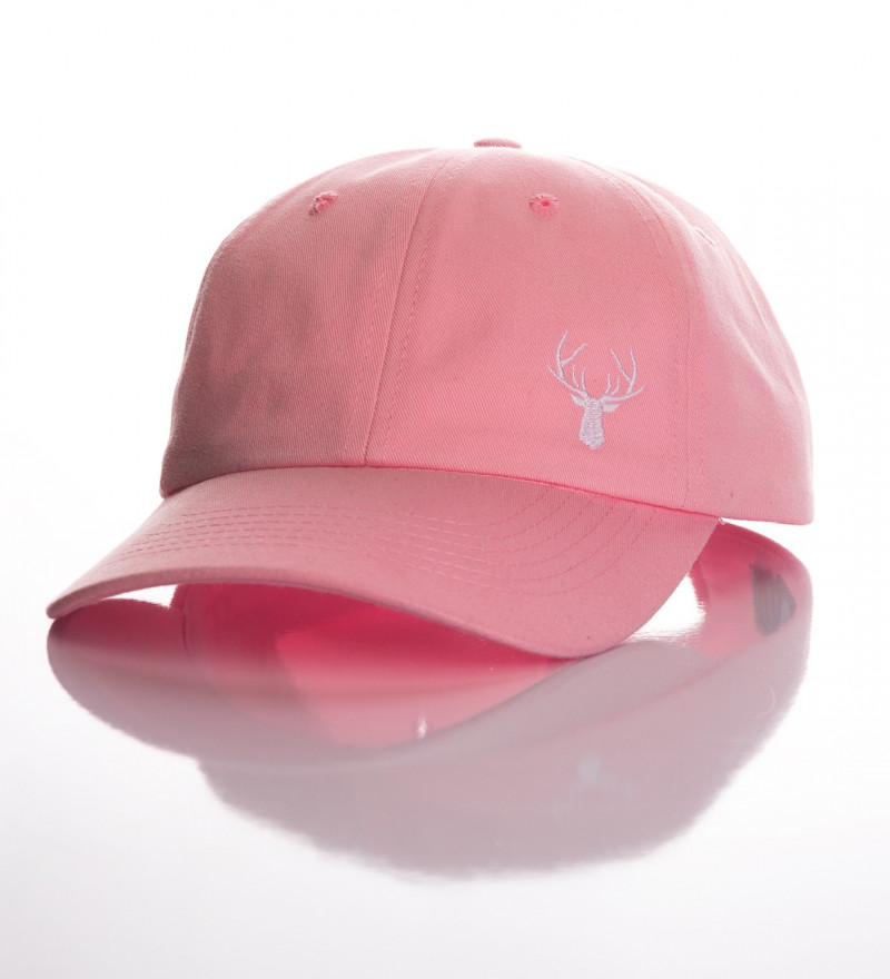 różowa czapka z daszkiem