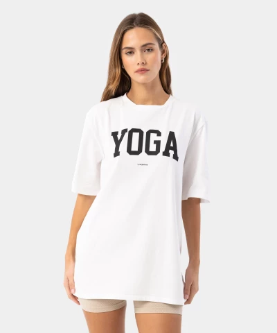Nadměrné bílé tričko jóga