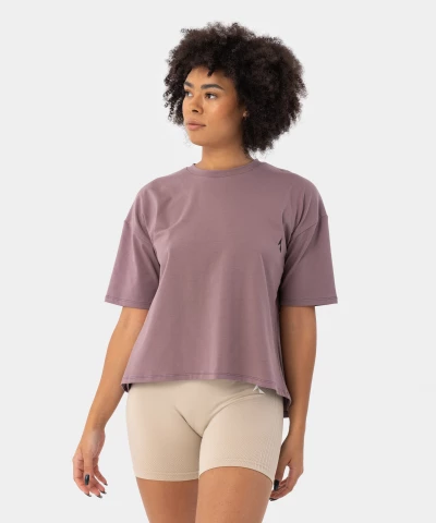 fioletowa koszulka z rozcięciem na plecach