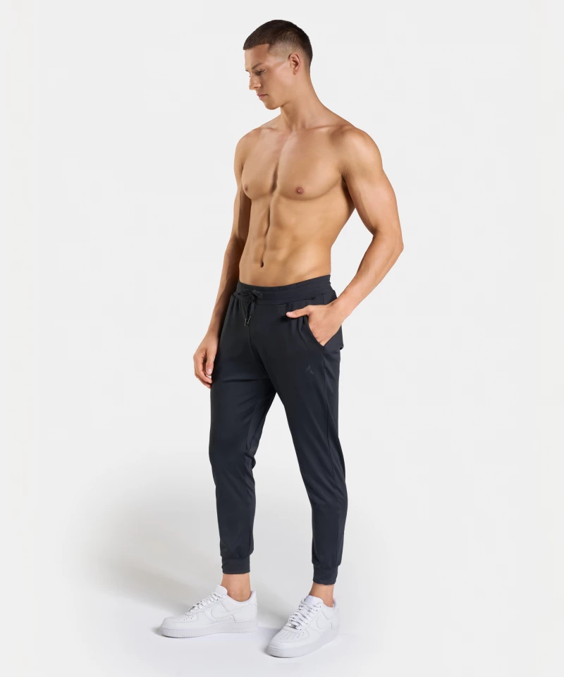 Active joggers with pockets