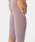 Minimalist leggings with subtle Carpatree logo