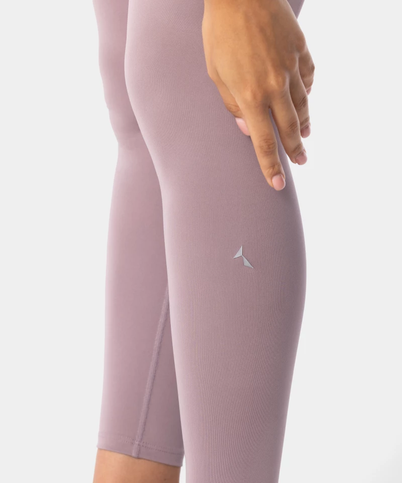 Minimalist leggings with subtle Carpatree logo